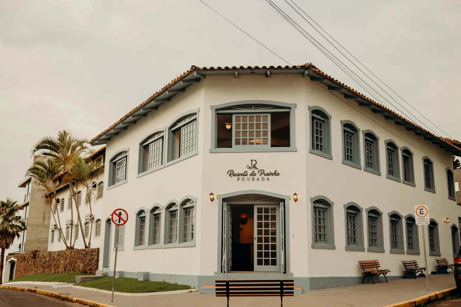 Fachada da Pousada Recanto da Prainha, no Centro de Torres
