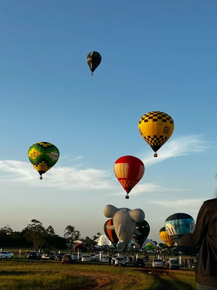 Balões coloridos no céu de Torres