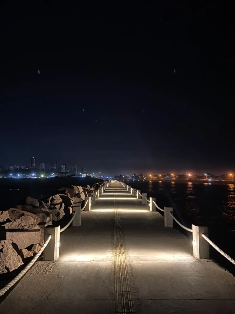 O molhe de Torres iluminado à noite